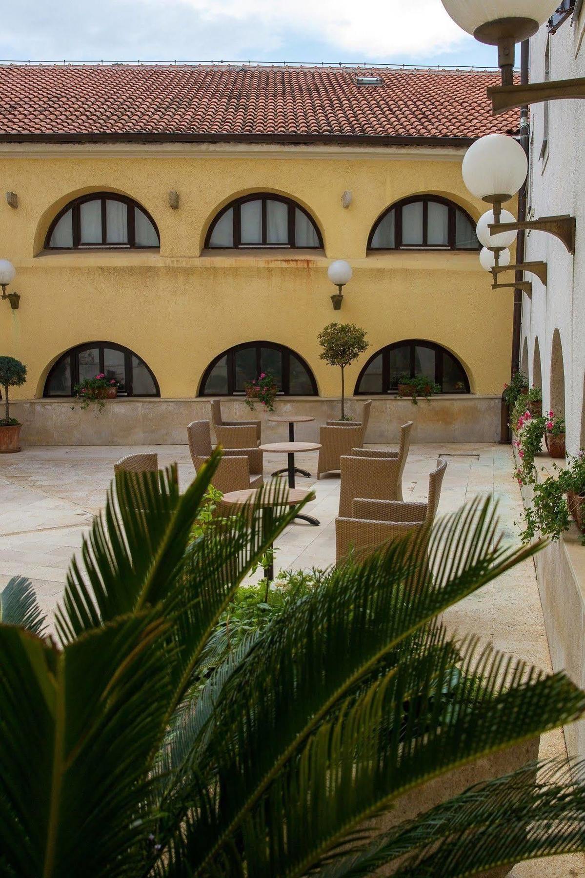 Hotel Kastel Цриквеница Экстерьер фото